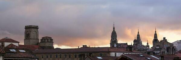 panorâmico Visão do santiago de compostela às pôr do sol foto