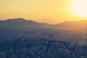 pôr do sol sobre as colinas de Atenas foto