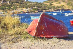 velho barco vermelho na costa das marinas