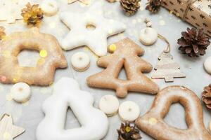 bandeira para Natal e Novo ano Pão de gengibre estrelas, casas, Natal árvores, brinquedos em uma cinzento concreto fundo foto