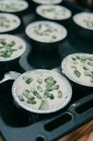 cozinhando doce bolos de copo com cristalizado frutas em a culinária mk. nós cozinhar às lar. foto