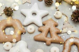 bandeira para Natal e Novo ano Pão de gengibre estrelas, casas, Natal árvores, brinquedos em uma cinzento concreto fundo foto