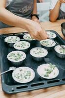 cozinhando doce bolos de copo com cristalizado frutas em a culinária mk. nós cozinhar às casa foto