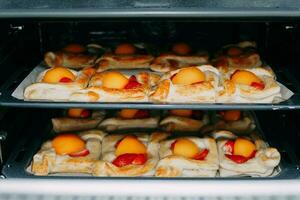 preparando uma sobremesa às uma cozinhando mestre aula. cestas com pêssegos e morangos, casa culinária. fechar-se. pastelaria, tortas com pêssegos a partir de sopro pastelaria. foto