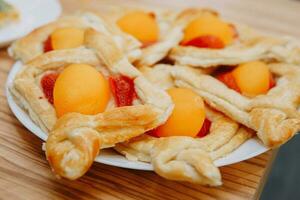 preparando uma sobremesa às uma cozinhando mestre aula. cestas com pêssegos e morangos, casa culinária. fechar-se. pastelaria, tortas com pêssegos a partir de sopro pastelaria. foto