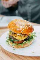 hambúrgueres com carne e legumes. fechar acima. delicioso hambúrgueres dentro uma cozinhando aula. hamburguer com oxicoco molho e hamburguer com cebola molho. foto