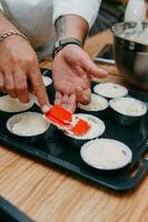 cozinhando doce bolos de copo com cristalizado frutas em a culinária mk. nós cozinhar às lar. foto