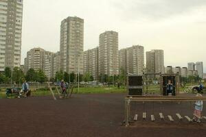 afundou Petersburgo Rússia - 06 10 2023 uma Novo moderno crianças Parque infantil para ativo jogos e lazer foto