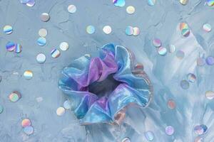 na moda holográfico scrunchie e confete em azul foto