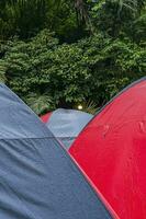linhas do tendas estão construído para dormindo quando carregando Fora feriados com família. foto