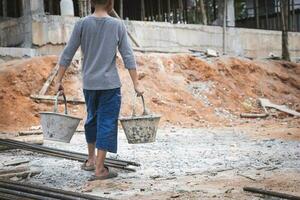 crianças pobres são forçadas a trabalhar na construção, violência infantil e conceito de tráfico, anti-trabalho infantil, dia dos direitos em 10 de dezembro. foto