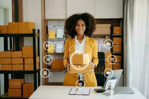 africano jovem Omã mão usando uma computador portátil, Smartphone e tábua e escrevendo caderno às a escritório do dela o negócio conectados compras. dentro casa com virtual ícone foto