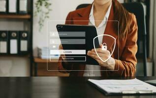 conceito de segurança cibernética, login, usuário, segurança e criptografia de informações de identificação, acesso seguro às informações pessoais do usuário mulher usando smartphone e tablet foto