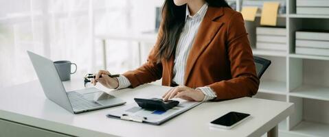 mão de empresária usando smartphone laptop e tablet com diagrama de rede social na mesa como conceito foto