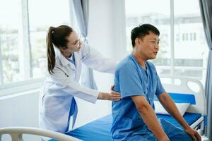 médico consultando com paciente costas problemas fisica terapia conceito foto