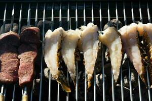 carvão grelhado peixe e de outros frutos do mar foto
