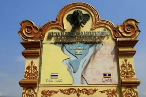 dourado triângulo placa em mekong rio entre três países entre tailândia, myanmar e Laos. foto