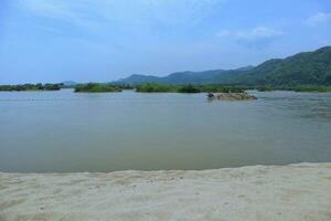 panorama do a mekong rio com de praia e montanhas Visão fundo dentro luang prabang, Laos foto