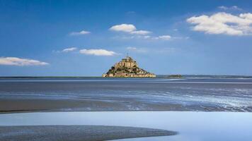 mont saint-michel fortaleza mosteiro dentro França foto