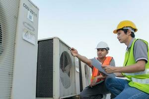 engenheiros equipe usar tábua Verifica ar condição sistemas em local. contratante e inspetor inspeção construção durante projeto.civil para homem Verifica qualidade garantia. auditoria, inspecionar, qualidade ao controle. foto