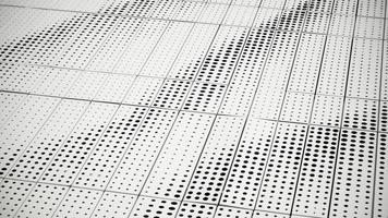 exterior de metal branco com linhas e orifícios redondos foto