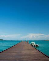 panorama verão passarela ponte andar mar e Além disso pequeno porta. e pequeno barco ancorado com Visão do azul mar, Claro céu limpar, adequado feriado viagem às golfo Tailândia khao aprender sim nacional parque Rayong foto