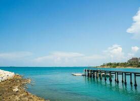 panorama verão passarela ponte andar mar e Além disso pequeno porta. e pequeno barco ancorado com Visão do azul mar, Claro céu limpar, adequado feriado viagem às golfo Tailândia khao aprender sim nacional parque Rayong foto