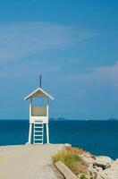 panorama verão panorama tropical de madeira farol mar de praia Rocha azul céu calma natureza oceano lindo onda batida espirrando água viagem nang RAM de praia leste Tailândia chonburi exótico horizonte foto