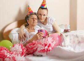 Senior mulher comemora dela aniversário foto