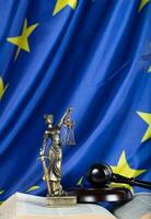 estátua do themis em uma bandeira do europeu União. foto