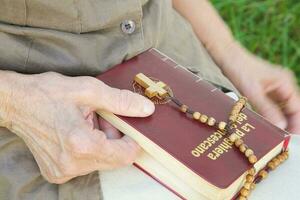 franciscano oração livro dentro italiano língua e anglicano oração miçangas com crucifixo foto