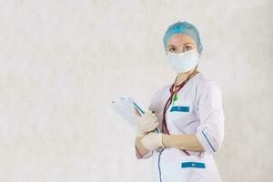 médico dentro uma branco profissional uniforme em uma branco fundo. foto