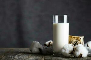 vidro do manteiga leite e algodão plantar cápsulas. foto