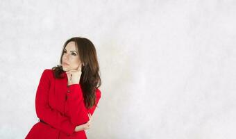 uma jovem pensativo mulher dentro uma vermelho clássico jaqueta. foto