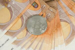 bitcoin em notas do 50. euros. foto