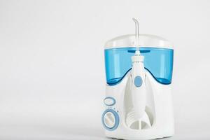 oral irrigador em uma cinzento fundo. foto