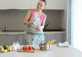 jovem dona de casa dentro a cozinha foto