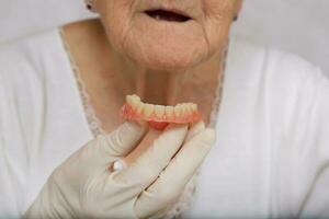 falso dentes em uma Dentistas mesa foto