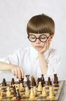Garoto é jogando xadrez foto
