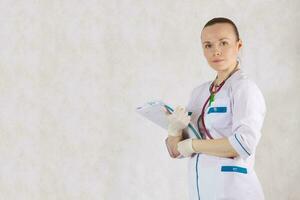 médico dentro uma branco profissional uniforme em uma branco fundo. foto