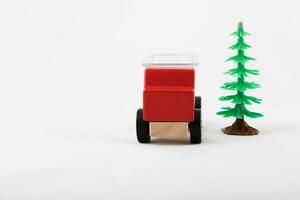 brinquedo caminhão e plástico Natal árvore em uma branco fundo. foto
