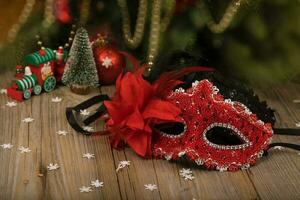 carnaval máscaras debaixo Natal árvore. foto