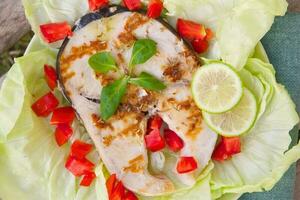 grelhado peixe-espada com legumes foto
