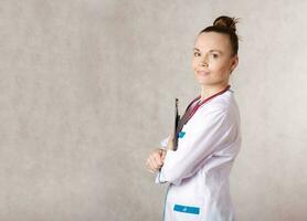 jovem fêmea médico vestido dentro uma branco médico uniforme foto