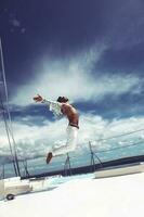 jovem navegando seu barco em mar aberto foto