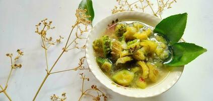 anti diabético comida- amargo Melão prato ou tumis aparar com em a branco fundo foto