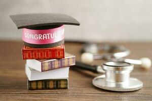 graduação chapéu em livro e estetoscópio com cópia de espaço, médico Aprendendo remédio universidade Educação conceito. foto