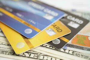 cartão de crédito com bloqueio de chave de senha e dinheiro de notas de dólar americano, conceito de negócio de finanças de segurança. foto