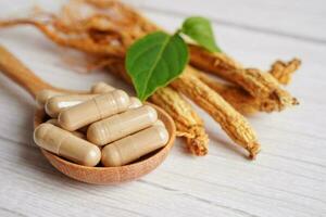 raízes de ginseng e folha verde, comida saudável. foto