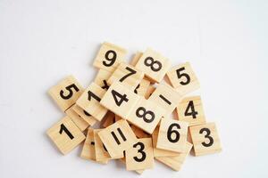 cubos de bloco de madeira de número para aprender matemática, conceito de matemática educacional. foto